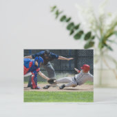 Baseball-Spieler, der in Zuhause gleitet Postkarte (Stehend Vorderseite)