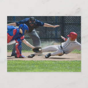 Baseball-Spieler, der in Zuhause gleitet Postkarte