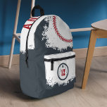 Baseball Sportteam Spieler Jersey Nummer Grau Bedruckter Rucksack<br><div class="desc">Spaß Sport-Thema personalisiert Baseball Rucksack. Das Design verfügt über eine Baseballgrafik mit einer anpassbaren Player Jersey Nummer auf der vorderen Hosentasche. Grosses Baseball mit Rosenstichen und Namen,  das ganz oben mutig dargestellt wird. Ein personalisiertes Rucksack-Design für Baseballsportler und Baseballspieler. Entwurf des Moodthology Papers</div>