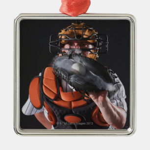 Baseballfänger, der Ball im Mitt hält Silbernes Ornament