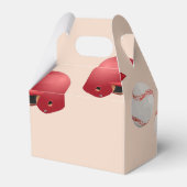 Baseballhelm und Bälle auf Geschenkschachtel (Rückseite)