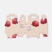 Baseballhelm und Bälle auf Geschenkschachtel (Ungefaltet)