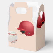Baseballhelm und Bälle auf Geschenkschachtel (Geöffnet)