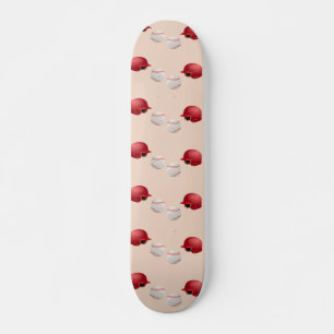 Baseballhelm und Bälle auf Skateboard