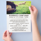 Baseballs auf Feld, Baseball Camp Werbespot Flyer (Hand)