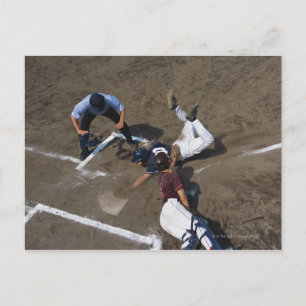 Baseballspieler, die in eine Base gleiten Postkarte