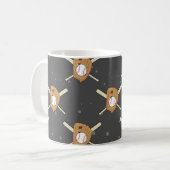 Baseballsymbole - Nahtloses Muster auf dunklem Hin Kaffeetasse (Vorderseite Links)