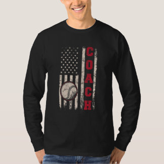 Baseballtrainer trainiert Baseball mit amerikanisc T-Shirt