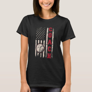 Baseballtrainer trainiert Baseball mit amerikanisc T-Shirt