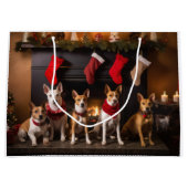 Basenji an der Weihnachtsfeier am Feuerplatz Große Geschenktüte (Vorderseite)