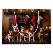 Basenji an der Weihnachtsfeier am Feuerplatz Große Geschenktüte (Rückseite)