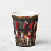 Basenji an der Weihnachtsfeier am Feuerplatz Pappbecher (Vorderseite)