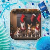 Basenji an der Weihnachtsfeier am Feuerplatz Pappteller (Party)