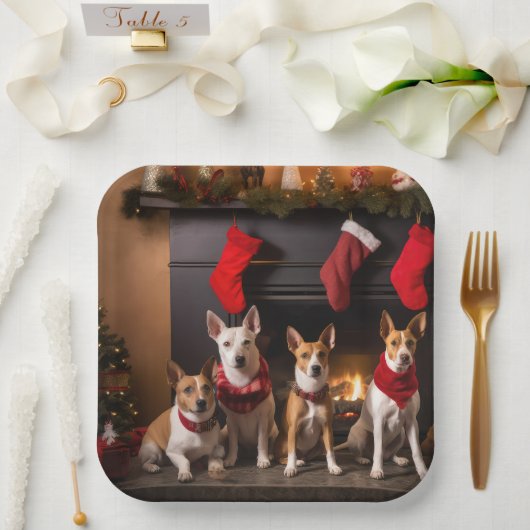 Basenji an der Weihnachtsfeier am Feuerplatz Pappteller (Hochzeit)