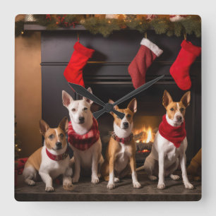 Basenji an der Weihnachtsfeier am Feuerplatz Quadratische Wanduhr