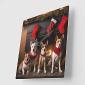 Basenji an der Weihnachtsfeier am Feuerplatz Quadratische Wanduhr (Winkel)