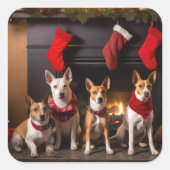 Basenji an der Weihnachtsfeier am Feuerplatz Quadratischer Aufkleber (Vorderseite)