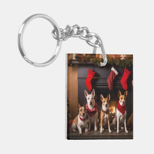 Basenji an der Weihnachtsfeier am Feuerplatz Schlüsselanhänger (Vorderseite links)