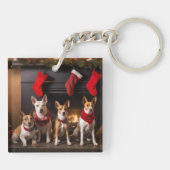 Basenji an der Weihnachtsfeier am Feuerplatz Schlüsselanhänger (Rückseite)