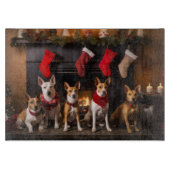 Basenji an der Weihnachtsfeier am Feuerplatz Schneidebrett (Vorderseite)