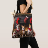 Basenji an der Weihnachtsfeier am Feuerplatz Tasche (Von Nahem)