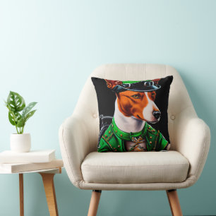 Basenji-Hund fährt Fahrrad am St. Patrick's Day Kissen