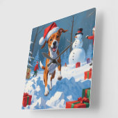 Basenji Hund spielen in der Schnee-Winter-Szene Quadratische Wanduhr (Winkel)