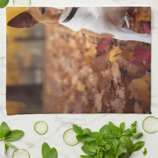 Basenji im Herbst Leaves Fall Inspiriert Geschirrtuch (Gefaltet)