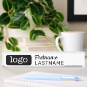 Basic Business Design mit Logo und Mitarbeiter Namensplakette