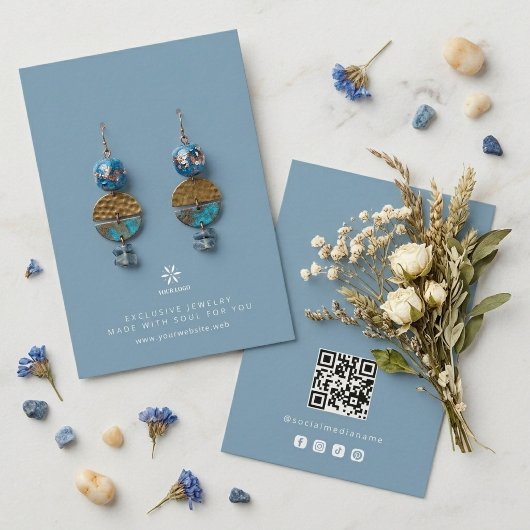 Basics Dusty Blue Schmuck Display Logo TMF26 Visitenkarte