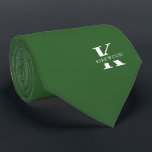 Basil Green Elegant Monogram   Name einseitig Krawatte<br><div class="desc">Ein eleganter, einseitiger Hals mit einem fett-weißen Monogramm auf einem soliden Hintergrund. Zusätzlich zu diesem Monogramm sitzt Ihr Vor- oder Nachname in allen Hauptstädte. Wenn Sie einen mutigeren Blick auf den persönlichen Namen im großen Buchstaben bevorzugen, können Sie folgendes tun: Benutzen Sie die Funktion Anpassen/Bearbeiten und klicken Sie auf den...</div>