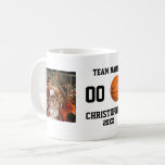Basketball 2 FotoCollage Kaffeetasse<br><div class="desc">Diese Basketball 2 Foto Collage Coffee Tasse ist das ideale Geschenk für jeden Basketballfans. Mit einem einzigartigen Design mit zwei Foto-Collagen von Basketball-Action-Aufnahmen ist diese Tasse sowohl praktisch als auch stilvoll. Ob Sie morgens Kaffee oder Tee genießen, diese Tasse bringt jedem Basketballfan ein Lächeln ins Gesicht. Das perfekte Geschenk für...</div>