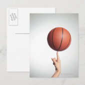 Basketball am Zeigefinger, Hände nah Postkarte (Vorne/Hinten)