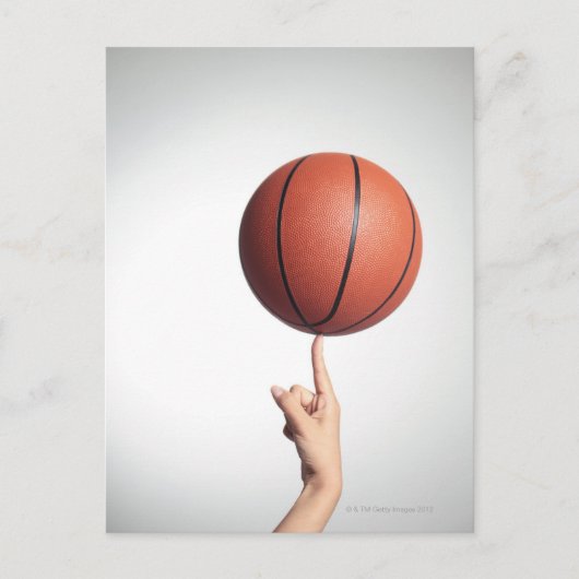Basketball am Zeigefinger, Hände nah Postkarte (Vorderseite)