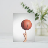 Basketball am Zeigefinger, Hände nah Postkarte (Stehend Vorderseite)