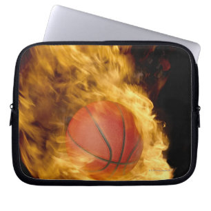 Basketball auf Feuer (digitale Zusammensetzung) Laptopschutzhülle