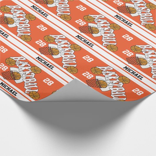Basketball auf Orange- und Weißstreifenpapier Geschenkpapier (Ecke)