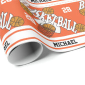 Basketball auf Orange- und Weißstreifenpapier Geschenkpapier (Rolleneckpunkt)