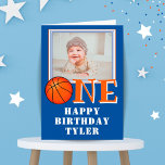 Basketball Ball ONE Kids Foto 1 Geburtstagskarte Karte<br><div class="desc">Basketball Ball ONE Kinder Foto 1. Geburtstagskarte. Niedliche Basketball-Geburtstagskarte für den 1. Geburtstag. Das Design hat einen Basketball in Wort eins. Fügen Sie den Namen,  das Foto und die Nachricht Ihres Kindes hinzu oder löschen Sie sie.</div>