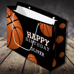 Basketball Ball Sports Happy Geburtsname Große Geschenktüte<br><div class="desc">Basketball Ball Sports Happy Geburtstag Geschenktasche mit Namen. Basketballbälle mit einem guten Geburtstag wünschen sich auf schwarzem Hintergrund. Personalisieren Sie mit Ihrem Namen und machen Sie eine besondere persönliche Geschenktasche für einen Jungen oder ein Mädchen,  das Basketball Liebe.</div>