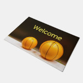 Basketball-Begrüßung mit zwei Basketballbällen in  Fußmatte (Schrägansicht)