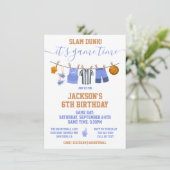 Basketball Clothesline Geburtstagsparty Einladung (Stehend Vorderseite)