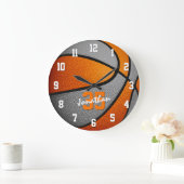 Basketball für orange-graue Jungen personalisiert Große Wanduhr (Zuhause)
