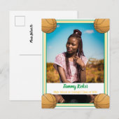 Basketball Green & Gold Abschluss Ankündigungspostkarte (Vorne/Hinten)