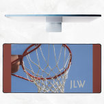 Basketball Hoop Sports Blue Sky Fotografie Schreibtischunterlage<br><div class="desc">Diese fotografische Tischmatte mit ihrem Basketballkorb bietet einen kleinen Blick auf einen Basketballkorb und einen klaren,  blauen Himmel. Machen Sie die Aufnahmen von innen in Ihrem Schlafzimmer,  Büro oder Schlafzimmer,  aber fühlen Sie sich die große sonnige draußen. Personalisieren mit Initialen. Dieses Bild ist eine originale Sportfotografie von JLW_FOTOGRAFIE.</div>