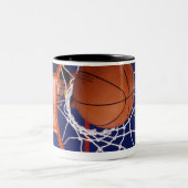 Basketball im Band Zweifarbige Tasse (Mittel)