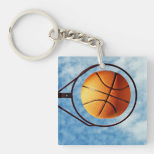Basketball im Freien über dem Basketballring, Schlüsselanhänger