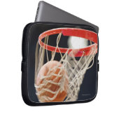 Basketball im Korb. Laptopschutzhülle (Vorne Rechts)