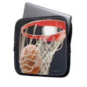 Basketball im Korb. Laptopschutzhülle (Vorderseite Links)