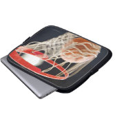Basketball im Korb. Laptopschutzhülle (Vorne Knopf)